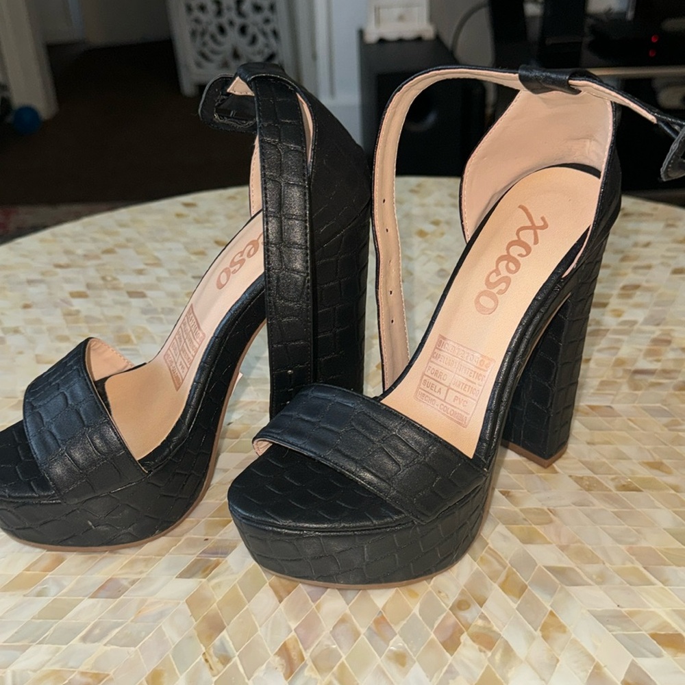 BRAND NEE BLACK HEELS